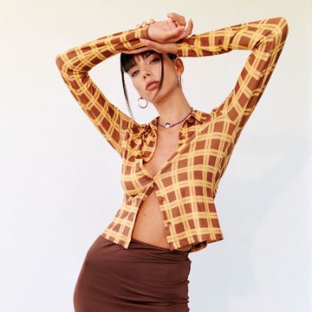With jean bobbie top